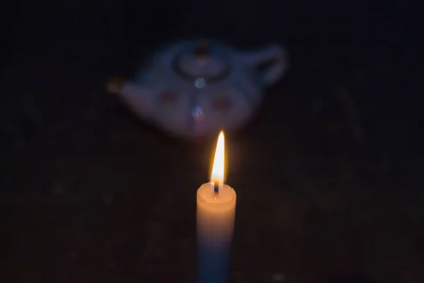 Ένα Αναμμένο Κερί Κοντά Στην Τσαγιέρα Λιποθυμία Στην Ουκρανία Λόγω — Φωτογραφία Αρχείου