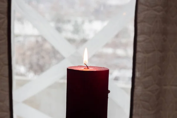 Eine Brennende Kerze Der Nähe Eines Mit Klebeband Abgedichteten Fensters — Stockfoto
