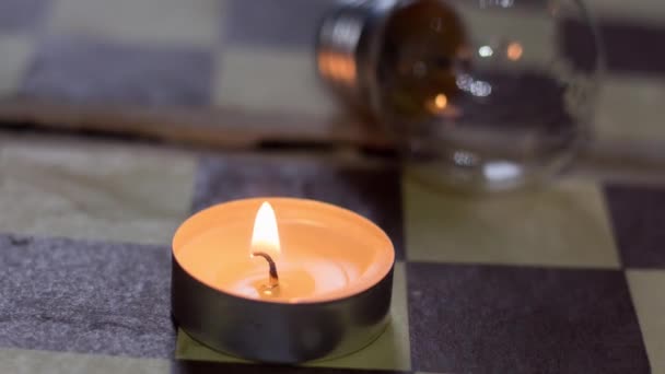 Ampul Arka Planında Mum Ukrayna Savaş Nedeniyle Elektrik Kesintisi — Stok video