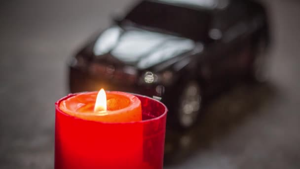Eine Brennende Kerze Neben Einem Spielzeugauto Stromausfall Wegen Krieg Der — Stockvideo