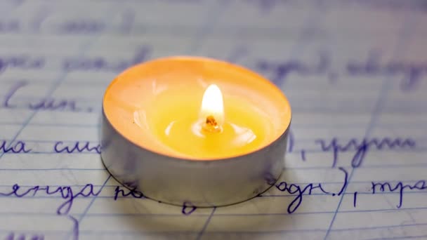 在学校笔记本上燃着的蜡烛乌克兰战争造成的停电 — 图库视频影像