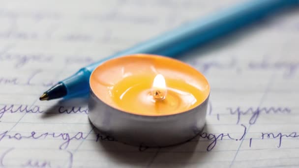 Eine Brennende Kerze Auf Einem Schulheft Stromausfall Wegen Krieg Der — Stockvideo