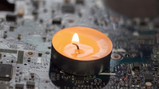 Eine Brennende Kerze Auf Einer Elektronischen Tafel Stromausfall Der Ukraine — Stockvideo