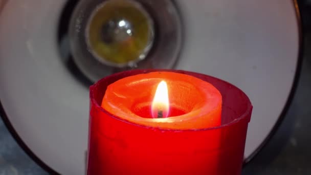 Brennende Kerze Auf Dem Hintergrund Einer Tischlampe Stromausfall Der Ukraine — Stockvideo