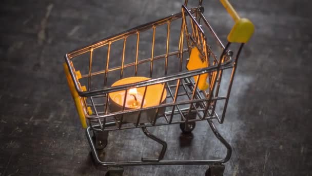 Płonąca Świeca Wózku Supermarketem Zaciemnienie Powodu Wojny Ukrainie — Wideo stockowe