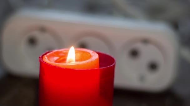 Eine Brennende Kerze Neben Einem Elektrischen Verlängerungskabel Stromausfall Wegen Krieg — Stockvideo