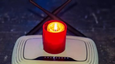 Yönlendiricinin üzerinde yanan mum. Ukrayna 'da savaş nedeniyle kesintiler
