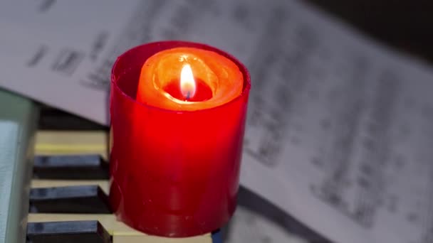 Eine Brennende Kerze Auf Den Tasten Des Synthesizers Der Nähe — Stockvideo