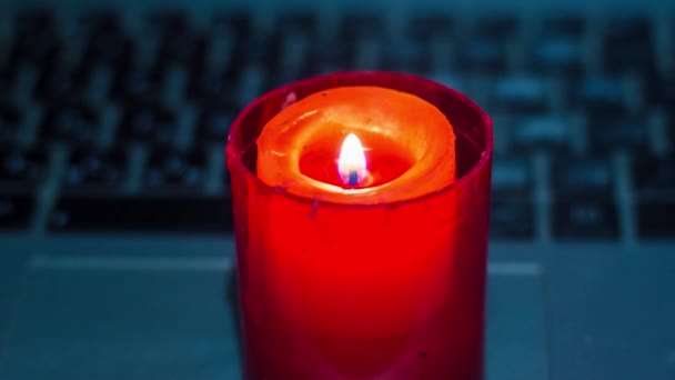 Kerze Auf Der Laptop Tastatur Stromausfall Wegen Krieg Der Ukraine — Stockvideo