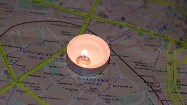 Płonąca Świeca Papierowej Mapie Kijowa Zaciemnienia Spowodowane Wojną Ukrainie — Wideo stockowe