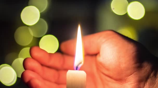 Die Hand Schließt Das Feuer Einer Kerze Einem Dunklen Raum — Stockvideo