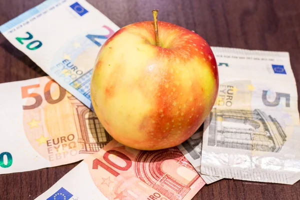 Apple on banknotes. The rise in food prices in Ukraine due to the war