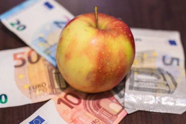 Apple on banknotes. The rise in food prices in Ukraine due to the war