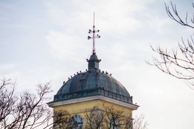 Kubbede ve Katolik Kilisesi 'nin haçında birçok güvercin var..