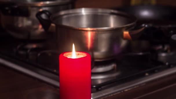 Κενές Κατσαρόλες Στη Σόμπα Ένα Κερί Δεν Υπάρχει Αέριο Ηλεκτρισμός — Αρχείο Βίντεο