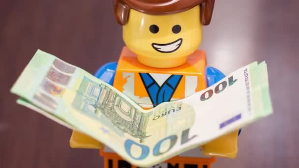 Eurobankbiljetten Handen Van Een Lego Arbeider Met Een Vrolijke Uitdrukking — Stockvideo