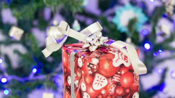 Cadeau Nouvel Dans Une Boîte Sur Fond Arbre Noël Avec — Video