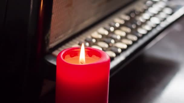 Eine Brennende Kerze Neben Der Tasten Akkordeon Tastatur Und Notenblättern — Stockvideo