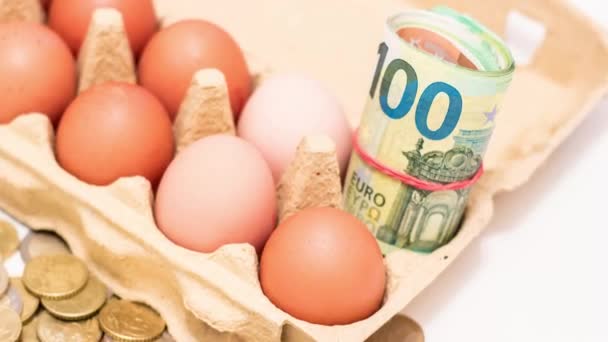Kippeneieren Buurt Van Bankbiljetten Munten Stijging Van Voedselprijzen Als Gevolg — Stockvideo