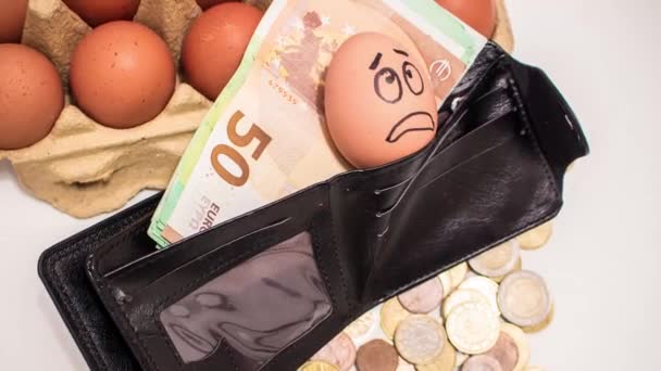 Испуганное Яйцо Банкнотах Монетах Рост Цен Яйца Связи Инфляцией — стоковое видео