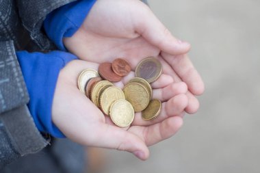 Çocuğun elinde bir kaç bozukluk var. Avrupa 'da yoksulluk sorunu.