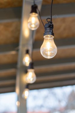 Kafede ampul şeklinde aydınlatma sesi var. Ampullerin çelengi.