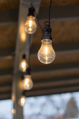 Kafede ampul şeklinde aydınlatma sesi var. Ampullerin çelengi.