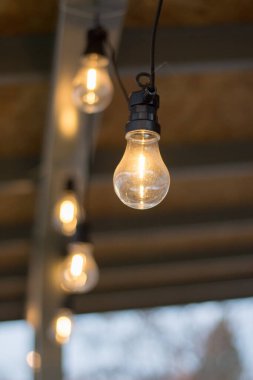 Kafede ampul şeklinde aydınlatma sesi var. Ampullerin çelengi.