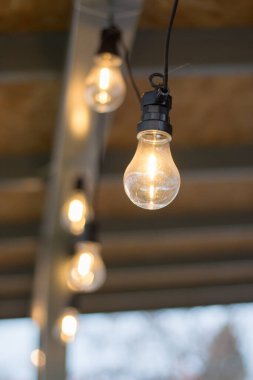 Kafede ampul şeklinde aydınlatma sesi var. Ampullerin çelengi.