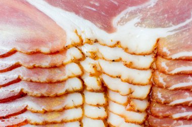Beyaz arka planda çiğ domuz eti..