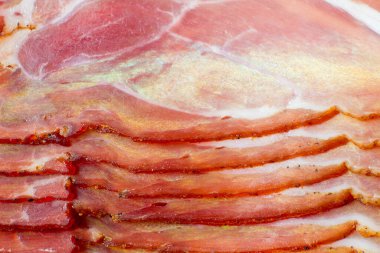 Beyaz arka planda çiğ domuz eti..