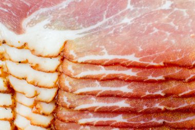 Beyaz arka planda çiğ domuz eti..
