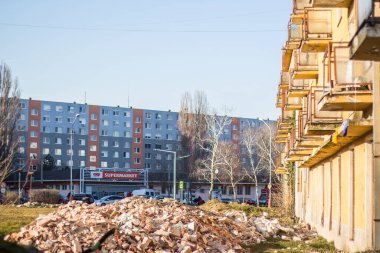 Eski pansiyonun yenilenmesinden sonra bir sürü çöp..