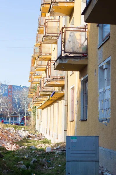 Много Мусора После Реконструкции Старого Общежития — стоковое фото