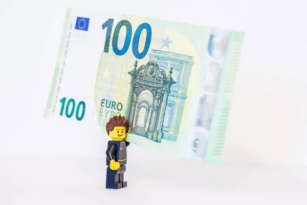 Speelgoedmannen Met Een Biljet Van 100 Euro — Stockfoto