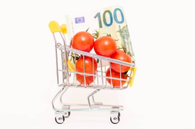 Domatesler ve enflasyon büyüme okunun arka planına karşı tüketici sepetinde bir banknot. Artan gıda fiyatları.