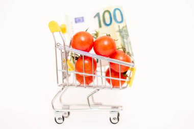 Domatesler ve enflasyon büyüme okunun arka planına karşı tüketici sepetinde bir banknot. Artan gıda fiyatları.