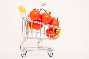 Oyuncak sepetindeki domatesler. Artan gıda fiyatları.