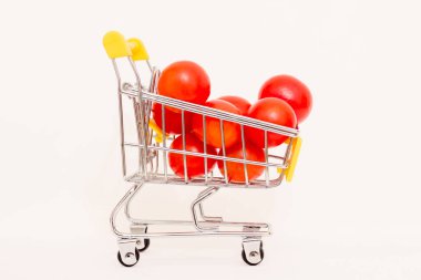 Oyuncak sepetindeki domatesler. Artan gıda fiyatları.