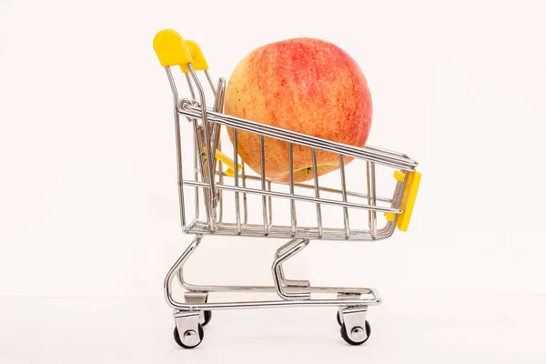 Jedno Jabłko Koszu Zabawki Inflacja Rosnące Ceny Żywności — Zdjęcie stockowe