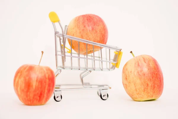 Μήλα Καλάθι Για Τους Καταναλωτές Παιχνιδιών Πληθωρισμός Αύξηση Των Τιμών — Φωτογραφία Αρχείου