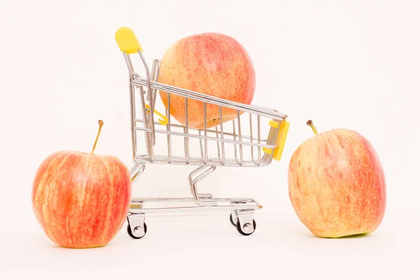Äpfel Einem Spielzeugkorb Inflation Steigende Lebensmittelpreise — Stockfoto