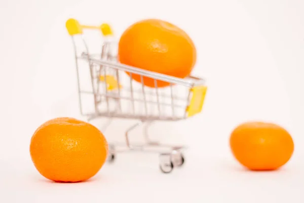 Πορτοκάλια Ένα Καλάθι Καταναλωτή Παιχνίδι Πληθωρισμός Αύξηση Των Τιμών Των — Φωτογραφία Αρχείου