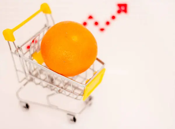 Arancione Paniere Consumo Sullo Sfondo Una Freccia Crescita Aumento Dei — Foto Stock