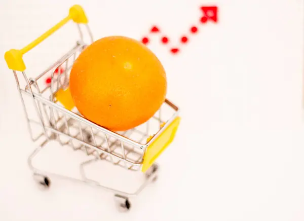 Orange Dans Panier Consommation Sur Fond Flèche Croissance Hausse Des — Photo