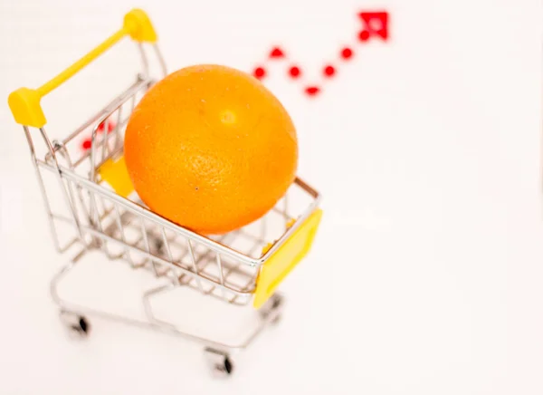 Orange Dans Panier Consommation Sur Fond Flèche Croissance Hausse Des — Photo
