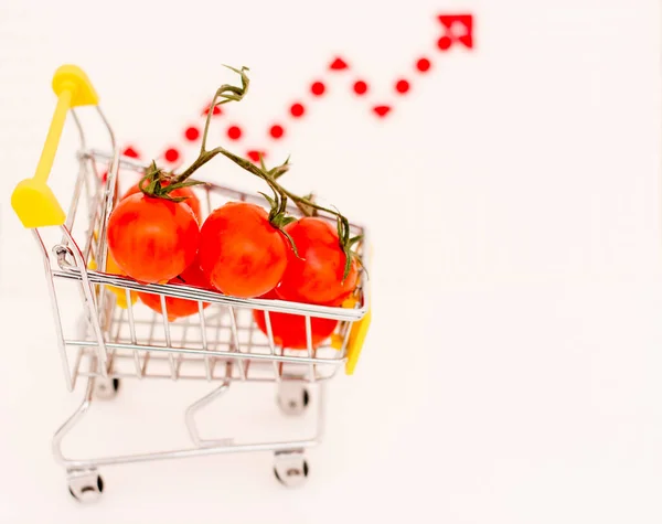 Tomates Una Cesta Consumo Contexto Una Flecha Inflación Aumento Los — Foto de Stock