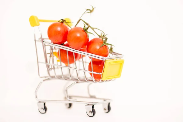 在玩具消费篮里的西红柿 粮食价格上涨 — 图库照片