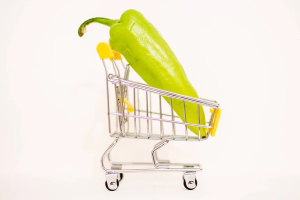Zielony Pieprz Koszyku Dla Konsumentów Zabawek Rosnące Ceny Żywności — Zdjęcie stockowe