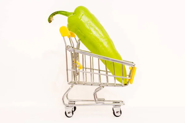 Zielony Pieprz Koszyku Dla Konsumentów Zabawek Rosnące Ceny Żywności — Zdjęcie stockowe
